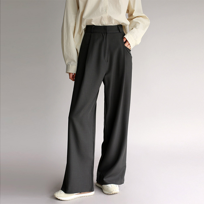 Diagonal pocket slacks