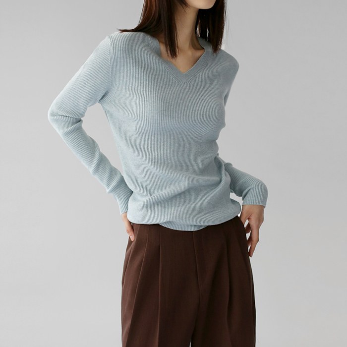V-neck slim knit