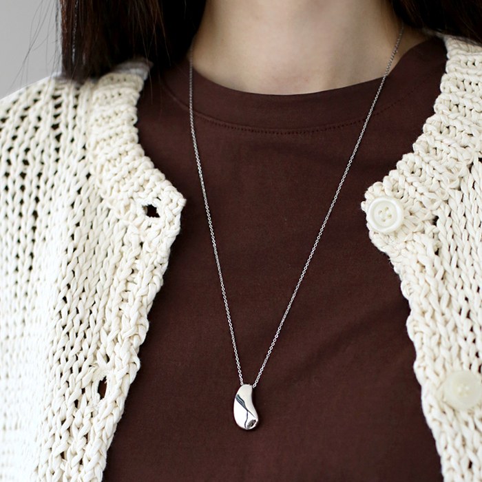 Volume long necklace