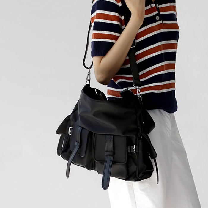 Pocket shoulder bag