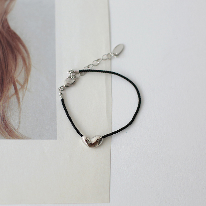 NEW 5%heart black string bracelet
