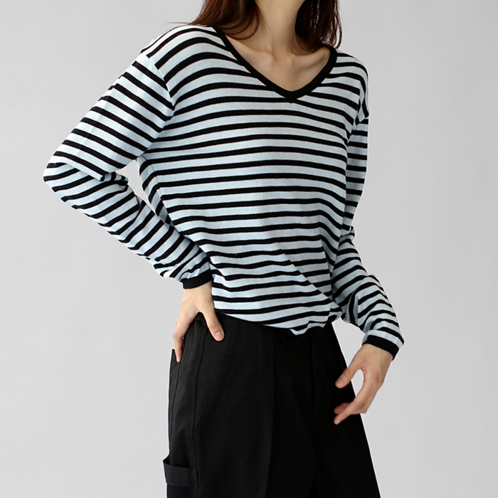 V-neck stripe knit top