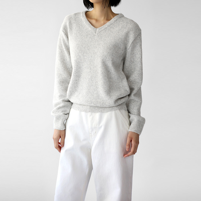 [New Arrivals 7% Off - Until 11am on the 17th] First V-neck Knit Top