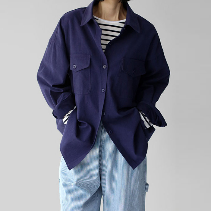 Two-pocket loose fit shirt