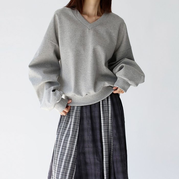 Solid V-neck man-to-man