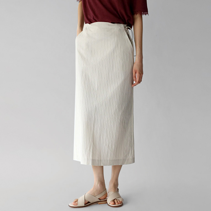 Side string skirt