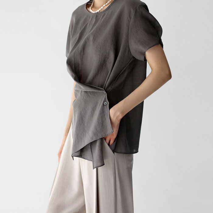 [New Arrivals 7% - Until 11 AM on the 3rd] See-through look button blouse